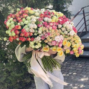 величезний букет кущових троянд