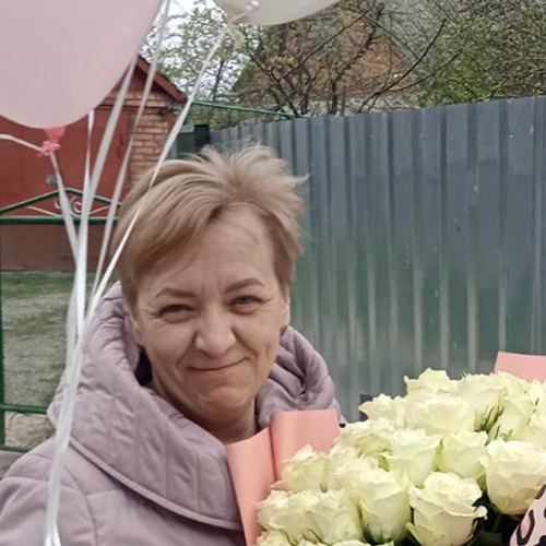 букет роз и шарики в день матери