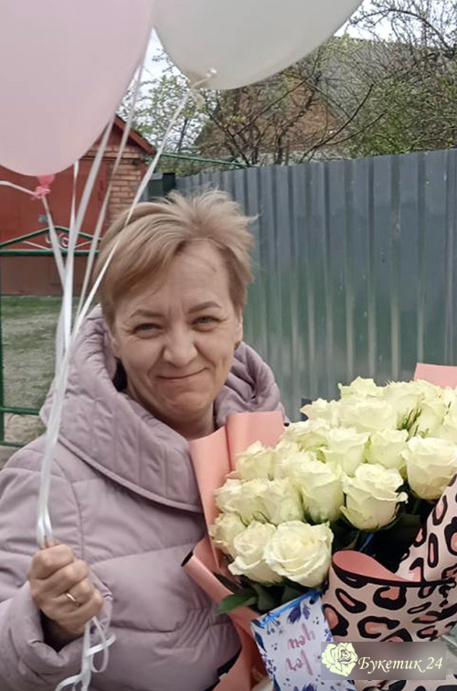 букет белых роз и шарики букет роз и шарики фото доставки