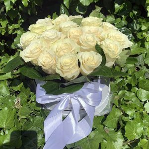 коробка белых роз