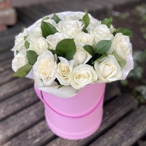 букет 33 белые розы в шляпной коробке