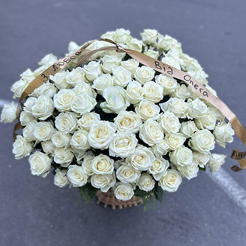 Корзина 100 белых роз для прощания фото траурного букета