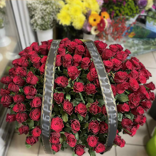 100 красных роз в корзине на захоронение фото