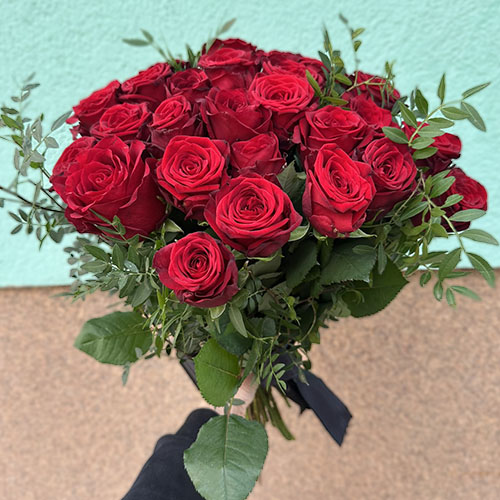 похоронный букет из 25 красных роз фото