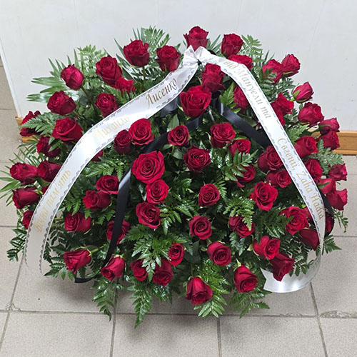 70 красных роз фото ритуального букета в корзине