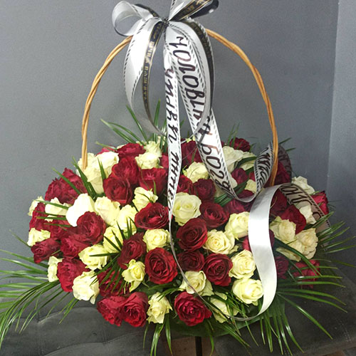 великий кошик троянд на могилу фото букета