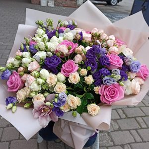 букет с розами, спрей, эустома и орхидея фото
