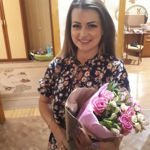 фото вручения букета Мелодия роз (розы и эустома)