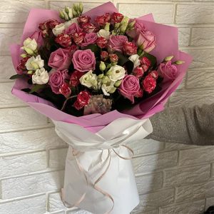 Букет из роз, кустовой розы и эустомы