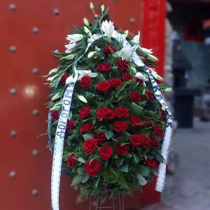 венок на похороны розы и лилии