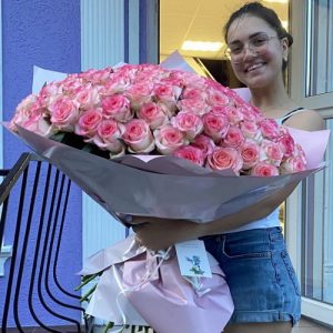 великий букет рожевих троянд сорту Джумілія