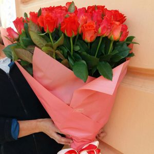 фото товара большой букет кораловых роз 51 роза сорта Вау