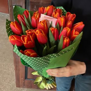 букет из 25 красных тюльпанов фото