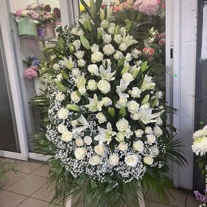 жалобний вінок з білими квітами фото