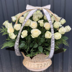 Фото товару 36 белых роз в корзине