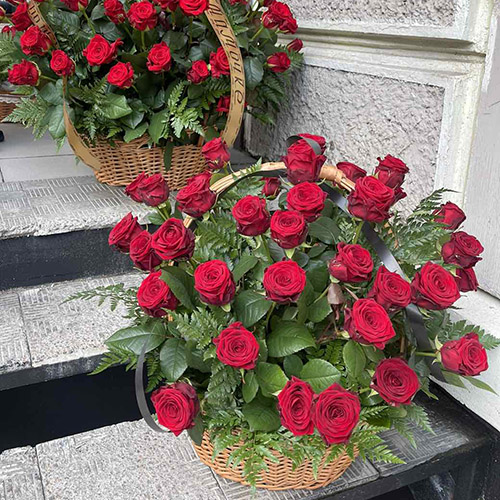 букет на похорон 36 червоних троянд у кошику фото