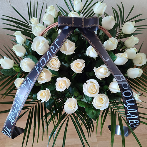 траурный букет 36 белых роз в корзине фото