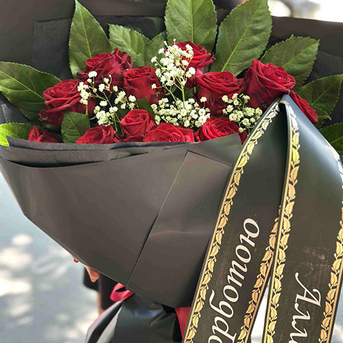 фото траурного букета из красных роз и белой гипсофилы
