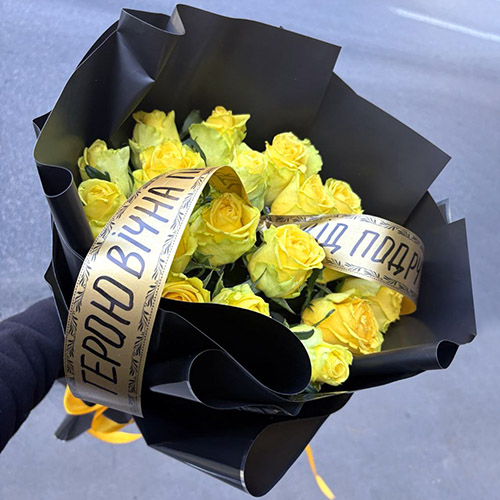 траурный букет из желтых роз фото