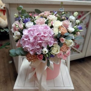 микс букет с гортензией в коробке фото