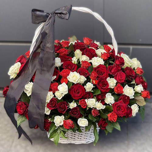 фото товару 100 червоно-білих троянд у кошику