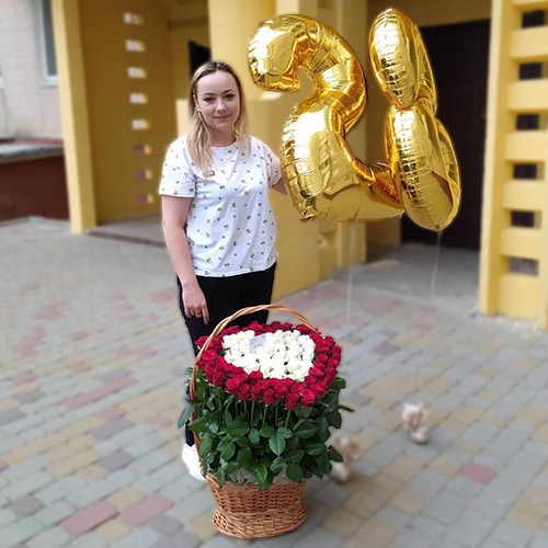 101 роза сердце в корзине