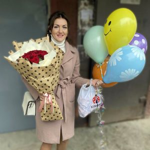 букет червоних троянд та кулі фото