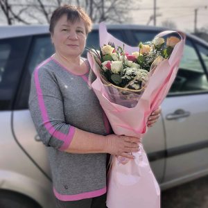 букет с розами, эустомами, декоративной хризантемой фото