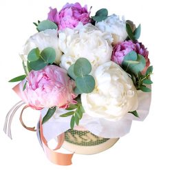 Фото товара Коробка с пионами "Сливочный пломбир" в Коробка с пионами "Сливочный пломбир"