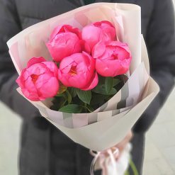 Фото товара 5 малиновых пионов в 5 малиновых пионов