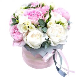 Фото товара Шляпная коробка пионов "Грёзы" в Шляпная коробка пионов "Грёзы"