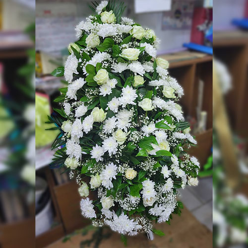 вінок на похорон з білих квітів і зелені фото