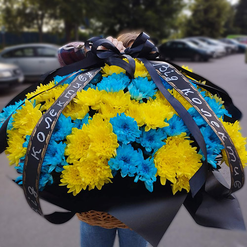 траурний букет в кошику з жовто-синіх хризантем фото