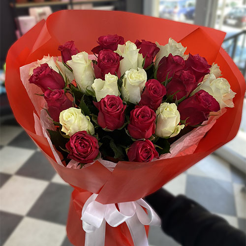 фото товара 25 красных и белых роз