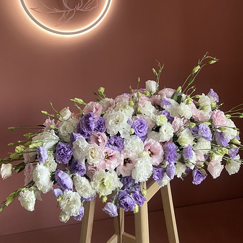 фото товару ритуальна ікебану на труну з еустом лізіантусів