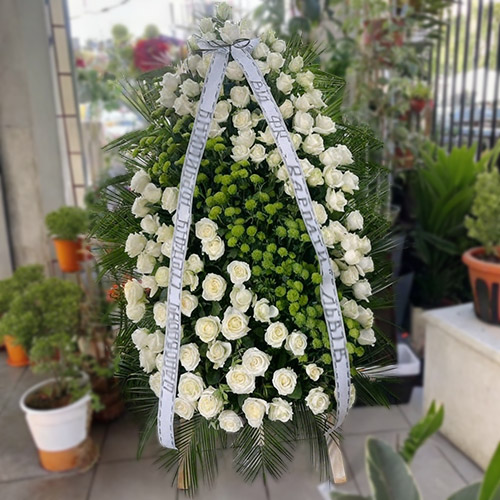 похоронный венок с белыми розами и зелеными хризантемами фото