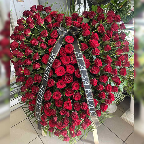 поминальний вінок з червоних троянд фото