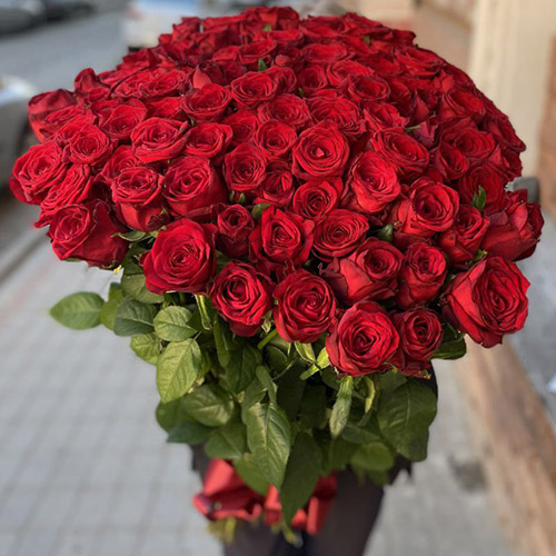 композиція сто одна висока червона троянда фото букета