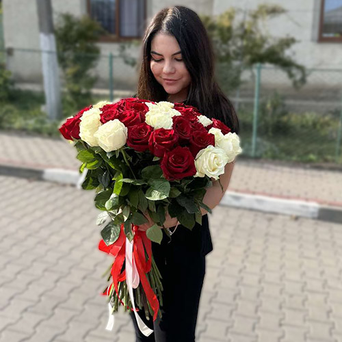 букет из 51 красной и белой розы