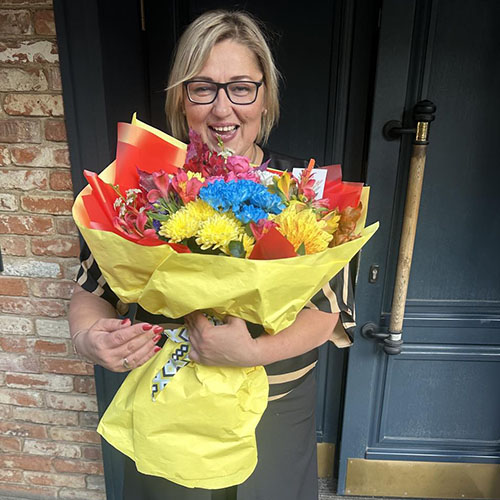 яркий букет цветов на праздник фото